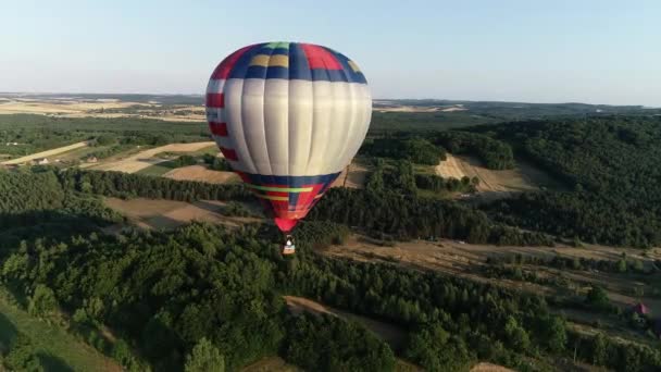 渓谷の美しいヨーロッパの風景の中に空を飛んでカラフルな熱気球の空中ビュー コンセプト 提案と婚約のアイデア カップルのためのロマンチックな時間 — ストック動画