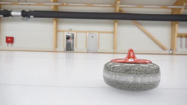 Gioco Curling Curler Sta Spazzando Superficie Ghiacciata Sul Sentiero Della — Video Stock