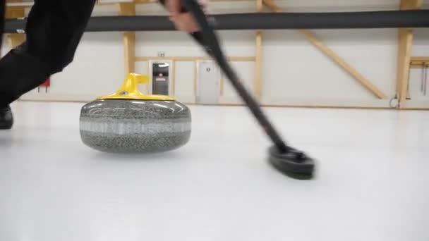 Juego Curling Curler Está Barriendo Superficie Hielo Camino Piedra Piedra — Vídeos de Stock