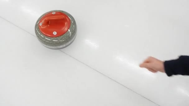 Gioco Curling Curler Sta Spazzando Superficie Ghiacciata Sul Sentiero Della — Video Stock