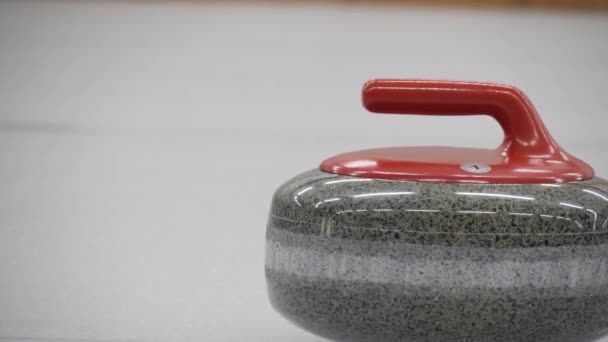 Gra Curling Curler Zamiata Powierzchnię Lodu Ścieżce Kamienia Curling Granit — Wideo stockowe