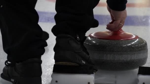 曲棍球比赛冰壶在冰场上玩冰壶游戏 花岗岩在冰原上滑动 冬奥会冰壶是一项团队运动 — 图库视频影像