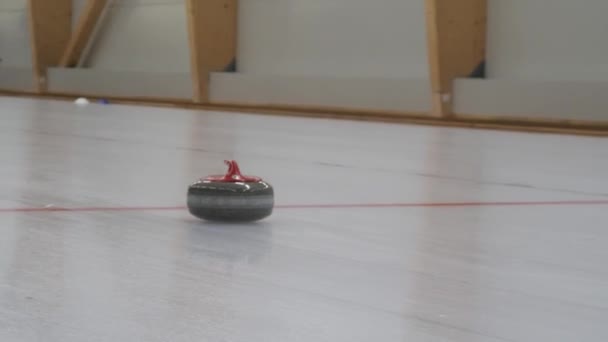 Curlingový Zápas Kotouče Hrají Curling Hru Kluzišti Žulový Kámen Klouže — Stock video
