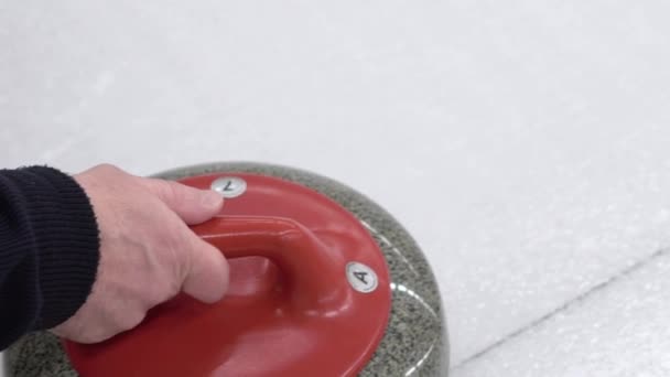 Eisstockschießen Curler Spielen Eisstockschießen Auf Der Eisbahn Granitsteine Rutschen Auf — Stockvideo