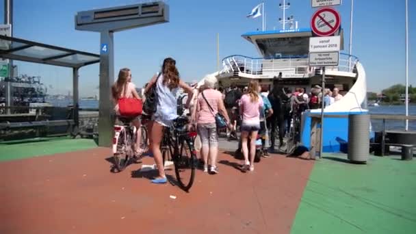 アムステルダム オランダ6月2018乗客はフェリーや水上トラムに乗って自転車に乗ったり歩いたりします フェリーは乗客を無料で運ぶ コンセプト アムステルダム Ij川での輸送 — ストック動画