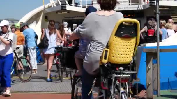 Amsterdam, Nizozemsko Červen 2018 Na palubě trajektové nebo vodní tramvaje se jezdí na kolech. Trajekty přepravují cestující zdarma. Koncept: doprava v Amsterdamu, kanály, řeka Ij