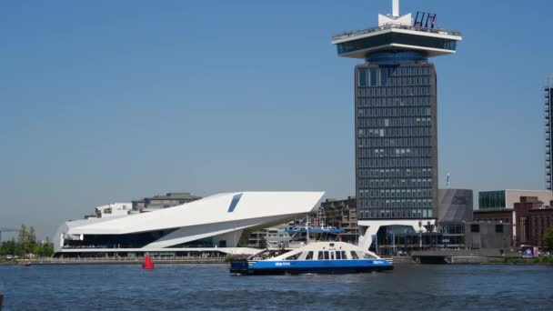 アムステルダム オランダ 2018年6月 有名なダムタワーの建物や展望台 アムステルダムの有名な場所 Ij川沿い 路面電車が通り過ぎる — ストック動画