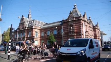 Amsterdam, Hollanda, Haziran 2018 'de şehir merkezinde trafik sıkışıklığı, Hollanda' da yaygın bir şehir kavşağı. Bisikletler, arabalar. Amsterdam 'da ünlü yerler.