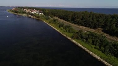 Deniz kenarındaki güzel sahil yolunun havadan görünüşü. Motosiklet geçiyor. Konsept: Deniz kenarında tatil, motosiklet gezisi, güzel konumlanmış yol, Polonya 'da ünlü yerler, promontuar
