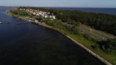 Deniz kenarındaki güzel sahil yolunun havadan görünüşü. Motosiklet geçiyor. Konsept: Deniz kenarında tatil, motosiklet gezisi, güzel konumlanmış yol, Polonya 'da ünlü yerler, promontuar