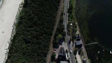 Deniz kenarındaki güzel sahil yolunun havadan görünüşü. Motosiklet geçiyor. Konsept: Deniz kenarında tatil, motosiklet gezisi, güzel konumlanmış yol, Polonya 'da ünlü yerler, promontuar