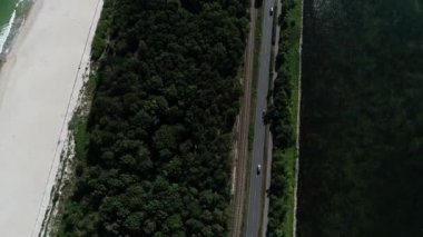 Deniz kenarındaki güzel sahil yolunun havadan görünüşü. Motosiklet geçiyor. Konsept: Deniz kenarında tatil, motosiklet gezisi, güzel konumlanmış yol, Polonya 'da ünlü yerler, promontuar