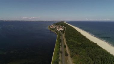 Deniz kenarındaki güzel sahil yolunun havadan görünüşü. Motosiklet geçiyor. Konsept: Deniz kenarında tatil, motosiklet gezisi, güzel konumlanmış yol, Polonya 'da ünlü yerler, promontuar