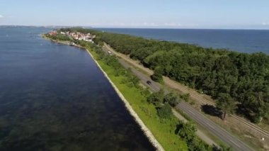 Deniz kenarındaki güzel sahil yolunun havadan görünüşü. Motosiklet geçiyor. Konsept: Deniz kenarında tatil, motosiklet gezisi, güzel konumlanmış yol, Polonya 'da ünlü yerler, promontuar