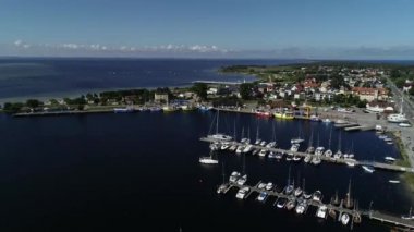 Yat limanı ya da sahil kasabasındaki yat limanının havadan görüntüsü. Polonya 'nın ünlü sahil kenti Hel Peninsula' daki Baltık Denizi kıyısında pitoresk bir kasaba. Polonya 'da ziyaret etmeye değer yerler
