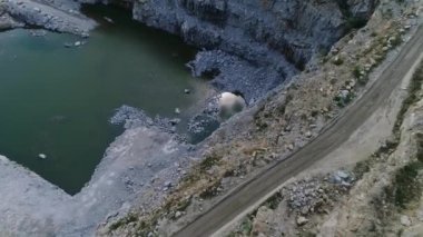 Açılmış maden ocağının havadan görünüşü. Çalışan bir sürü makine, kazıcı ve matkapla birlikte. Yukarıdan 4k görüntü