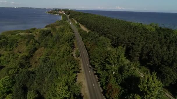 Letecký Pohled Krásnou Malebnou Pobřežní Silnici Moře Projíždí Kolem Motorka — Stock video