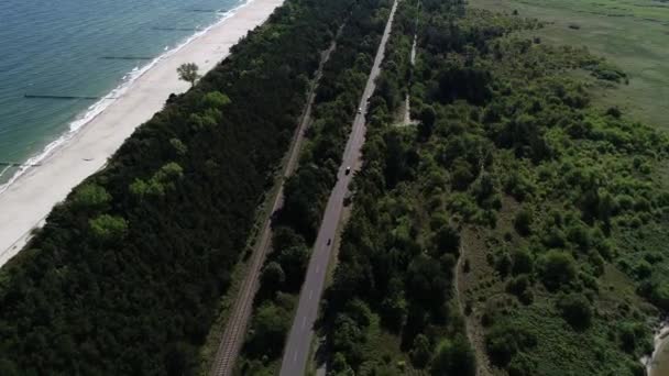 Luftaufnahme Der Malerischen Küstenstraße Meer Motorrad Fährt Vorbei Konzept Urlaub — Stockvideo