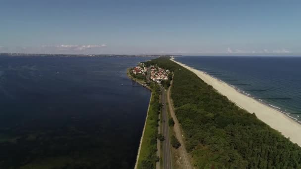 海旁美丽的风景秀丽的海滨公路的空中景观 摩托车正驶过 海滨度假 摩托车旅行 位置优美的道路 波兰的名胜古迹 — 图库视频影像