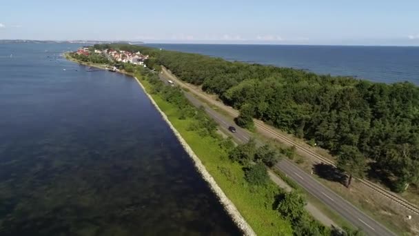 海旁美丽的风景秀丽的海滨公路的空中景观 摩托车正驶过 海滨度假 摩托车旅行 位置优美的道路 波兰的名胜古迹 — 图库视频影像