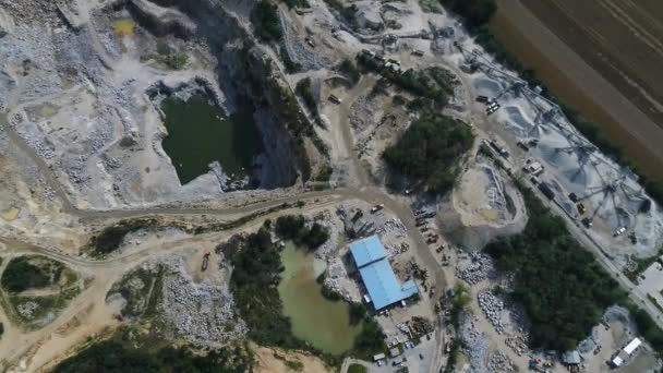 掘削機やドリルで機械の多くを持つ露天掘り採掘採石場の空中ビュー 上から4K映像 — ストック動画