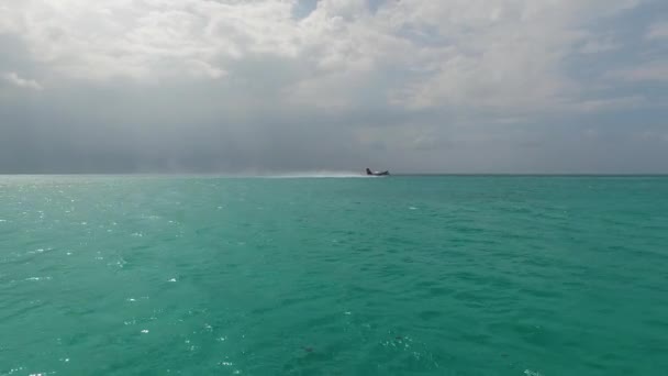 Літак Або Гідролітак Приземляється Воду Острові Мальдівія Або Сейшельські Острови — стокове відео