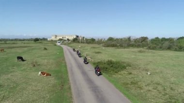 İsveç 'teki Oland Adası' ndaki Borgholm Kalesi. Avrupa Mirası. Çarpık yolu takip eden bir grup motosiklet