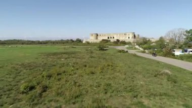 Curling taşı başka bir taşa çarpıyor ve buz tabakasında kayıyor. Konsept: Kış takım sporu, olimpiyat oyunları, kıvırma, kıvırma oyuncuları.