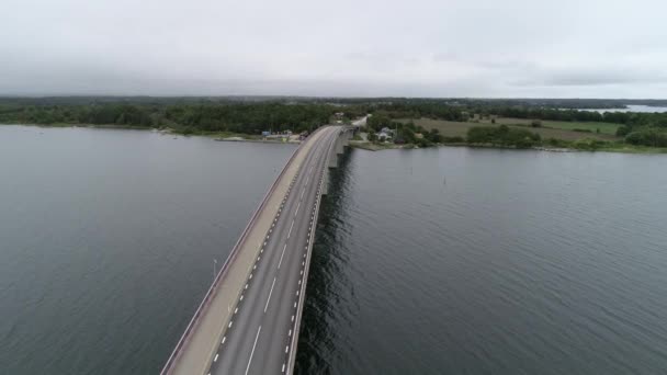 Flygfoto Över Skandinaviskt Landskap Och Bro Grupp Motorcyklister Rider Genom — Stockvideo