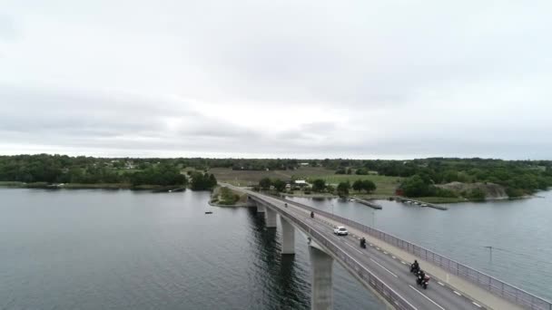 Vista Aérea Del Paisaje Escandinavo Puente Grupo Motociclistas Caballo Través — Vídeos de Stock