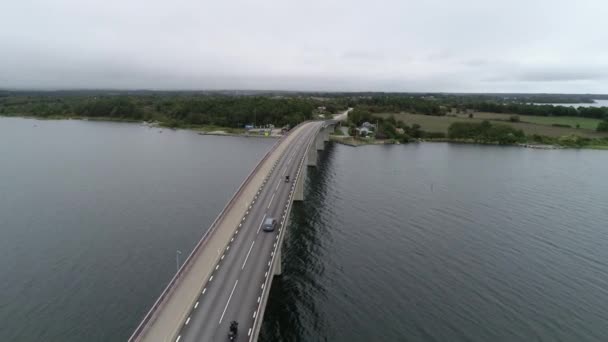 Letecký Pohled Skandinávskou Krajinu Most Skupina Motocyklistů Projíždí Dlouhým Moderním — Stock video