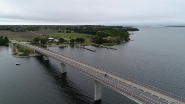 北欧の風景や橋の空中ビュー 長い近代的な橋を通ってオートバイ乗りのグループ スウェーデン オランド地方 典型的なスウェーデンの天気 — ストック動画