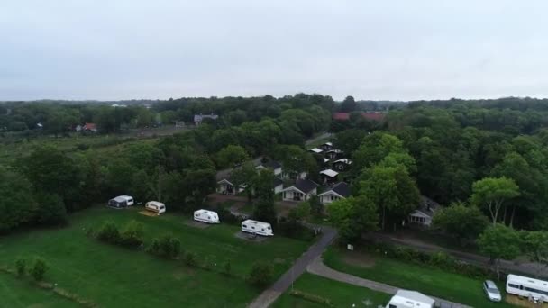 Αεροφωτογραφία Κατασκήνωσης Στη Σουηδία Ευρώπη Πολλά Σπίτια Κάμπινγκ Στη Σουηδική — Αρχείο Βίντεο