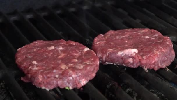 Burgers Rôtissant Sur Gril Deux Hamburgers Juteux Délicieux Rôtis Sur — Video