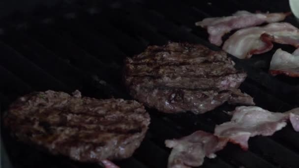 Burgery Pečené Grilu Dva Šťavnatě Vypadající Burgery Pečené Grilu Oheň — Stock video