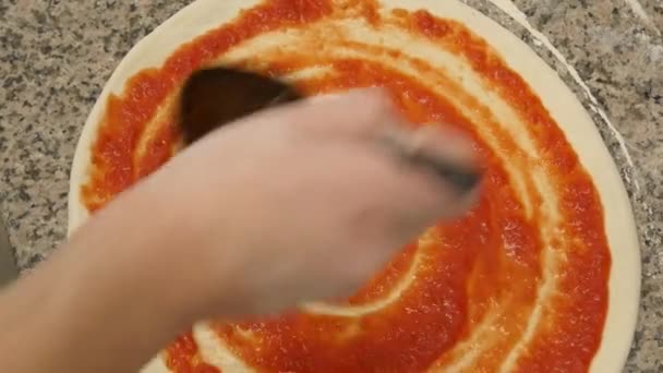 让披萨成为头条新闻一个有经验的厨师在一个专业厨房里准备意大利披萨 厨师在面团上涂上番茄酱 芥末和配料 — 图库视频影像