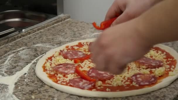 Göra Pizza Erfaren Kock Ett Professionellt Kök Tillagar Italiensk Pizza — Stockvideo