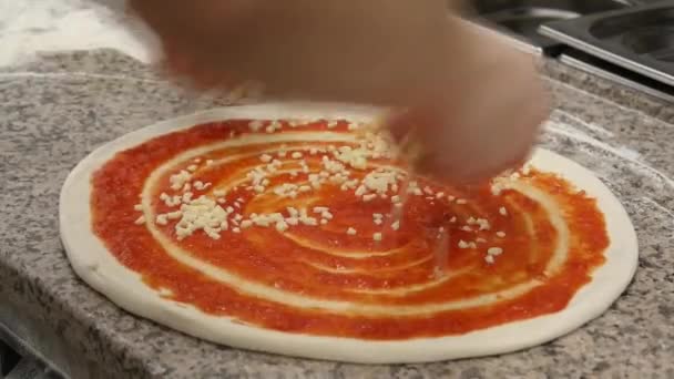 做披萨一个有经验的厨师在一个专业厨房里准备意大利披萨 厨师在面团上涂上番茄酱 芥末和配料 — 图库视频影像