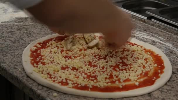 Pizza Maken Een Ervaren Chef Kok Een Professionele Keuken Bereidt — Stockvideo