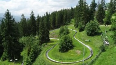 Yazın vadideki dağların ve kasabanın havadan görünüşü. Polonya 'nın Tatra Dağları' nda ve yaz mevsiminde Zakopane 'nin panoramasında Giewont dağ kitlesi.