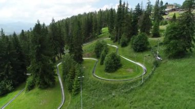 Green Mountain Hill 'deki kızak pistinin havadan görüntüsü. Yaz kızağıyla yokuş aşağı. Yaz kızak yarışı ya da kızak yarışı