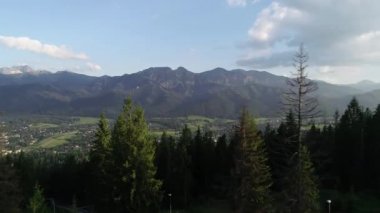 Yazın vadideki dağların ve kasabanın havadan görünüşü. Polonya 'nın Tatra Dağları' nda ve Zakopane 'nin Panorama' sında Giewont dağ kitlesi