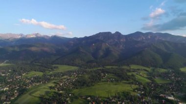 Yazın vadideki dağların ve kasabanın havadan görünüşü. Polonya 'nın Tatra Dağları' nda ve yaz mevsiminde Zakopane 'nin panoramasında Giewont dağ kitlesi.