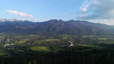Yazın vadideki dağların ve kasabanın havadan görünüşü. Polonya 'nın Tatra Dağları' nda ve yaz mevsiminde Zakopane 'nin panoramasında Giewont dağ kitlesi.