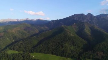 Yazın vadideki dağların ve kasabanın havadan görünüşü. Polonya 'nın Tatra Dağları' nda ve yaz mevsiminde Zakopane 'nin panoramasında Giewont dağ kitlesi.