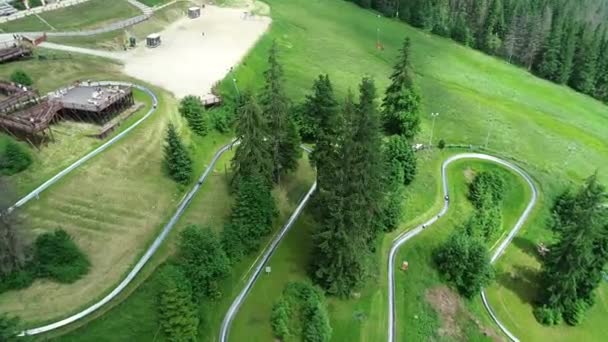 Vista Aérea Pista Bobsleigh Colina Verde Montaña Bajando Con Bobsleigh — Vídeos de Stock