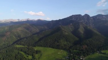 Yazın vadideki dağların ve kasabanın havadan görünüşü. Polonya 'nın Tatra Dağları' nda ve yaz mevsiminde Zakopane 'nin panoramasında Giewont dağ kitlesi.