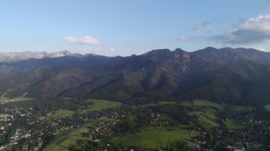 Yazın vadideki dağların ve kasabanın havadan görünüşü. Polonya 'nın Tatra Dağları' nda ve Zakopane 'nin Panorama' sında Giewont dağ kitlesi