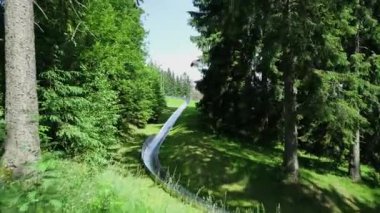 Green Mountain Hill 'deki kızak pistinin havadan görüntüsü. Yaz kızağıyla yokuş aşağı. Yaz kızak yarışı ya da kızak yarışı