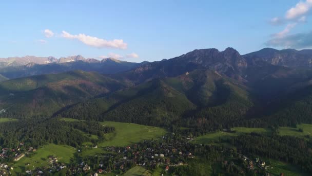 Flygfoto Över Berg Och Stad Dalen Sommaren Giewont Bergsmassiv Tatrabergen — Stockvideo